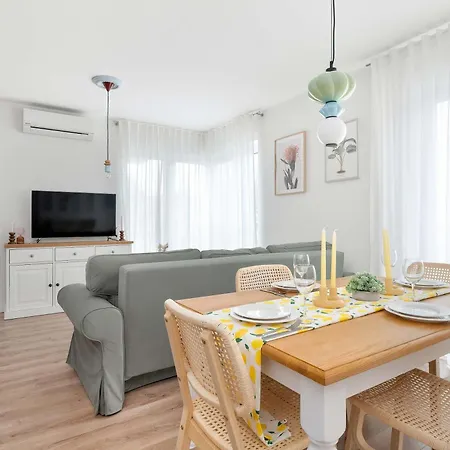 Air-conditioned With Parking & Balcony By Renters Διαμέρισμα